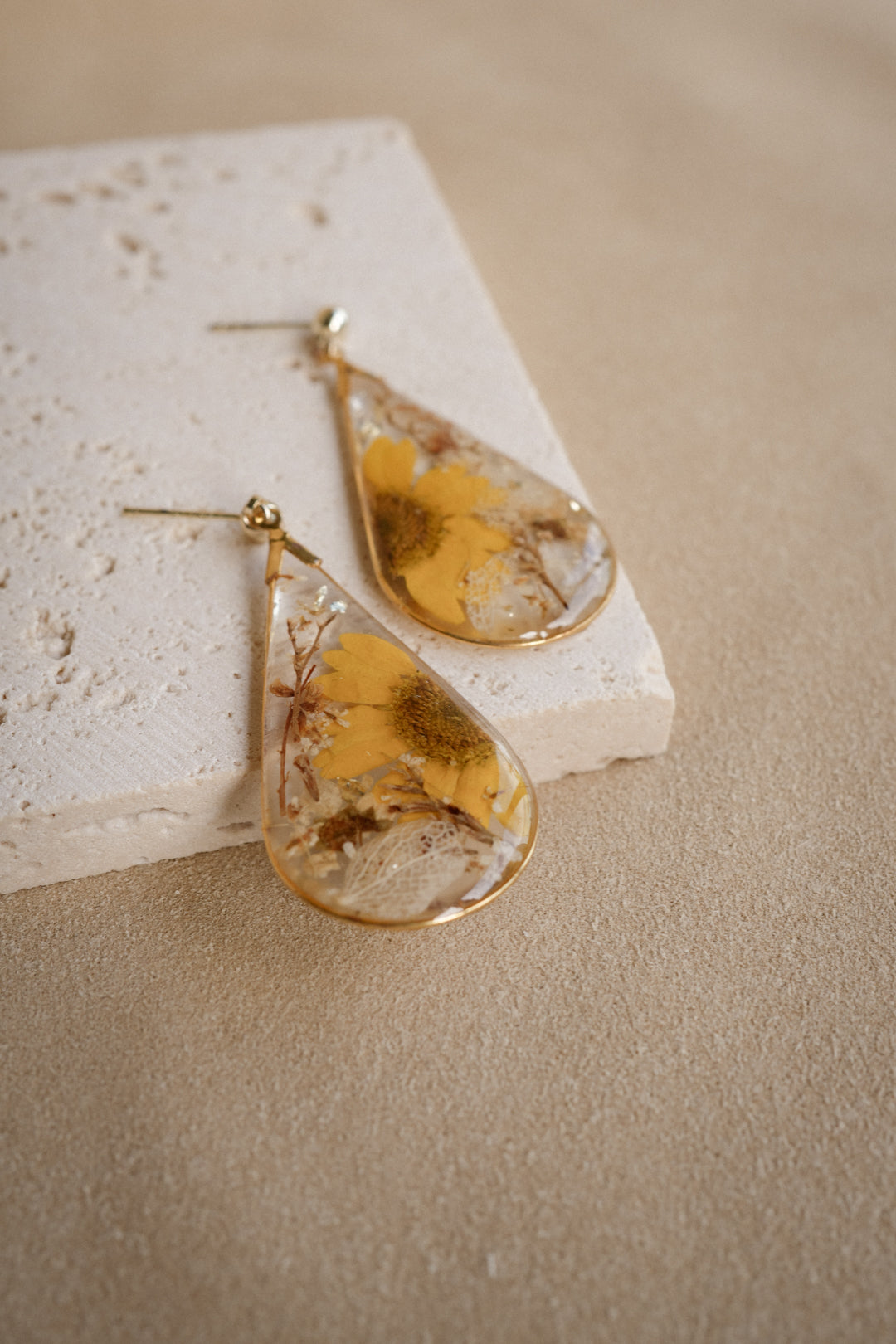 EDEN Bouquet Dangles in Chrysanthemum Wheat