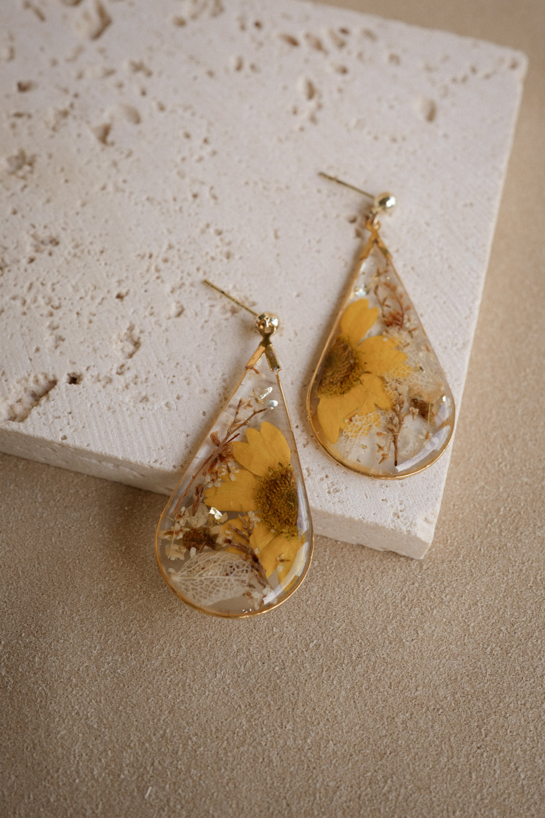 EDEN Bouquet Dangles in Chrysanthemum Wheat