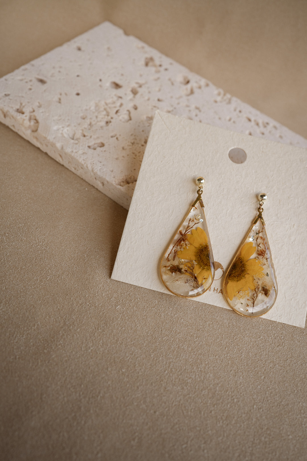 EDEN Bouquet Dangles in Chrysanthemum Wheat