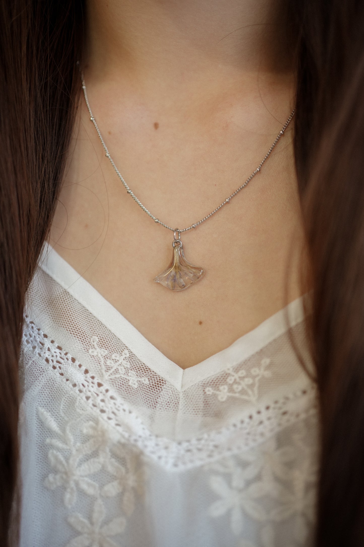 Solo Mini Lily Necklace