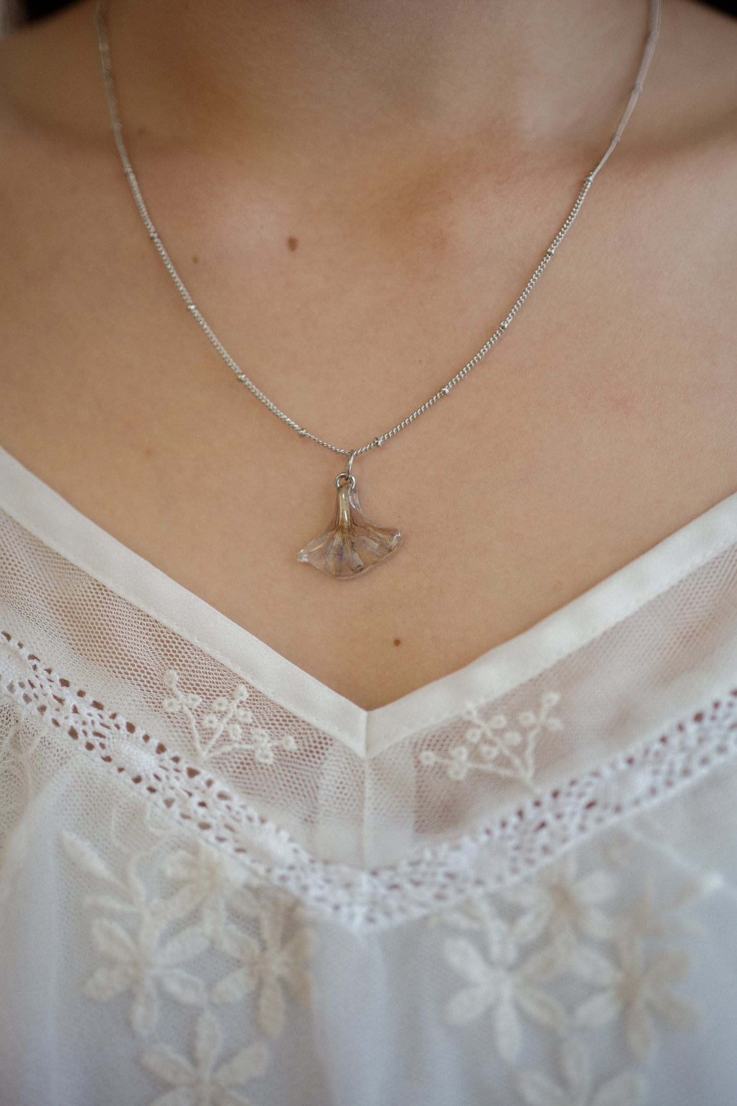 Solo Mini Lily Necklace